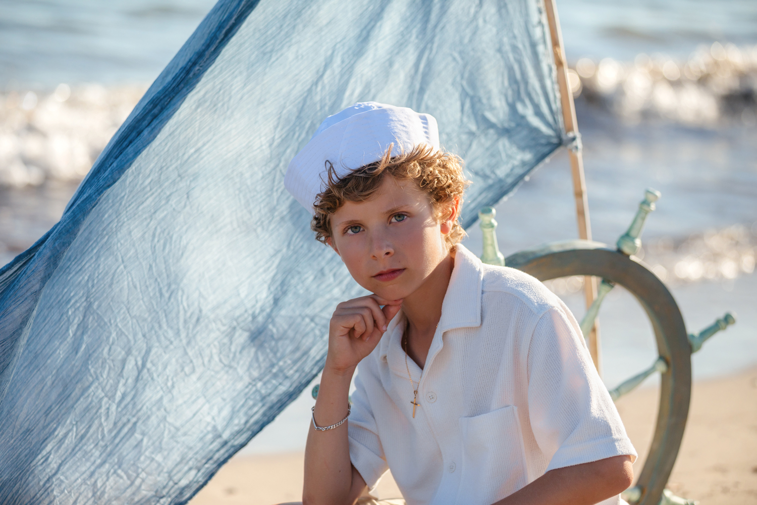 Niño en playa de Cartagena con bandera